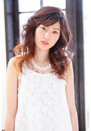 周りの視線をひとりじめ!ゆるふわカールスタイル